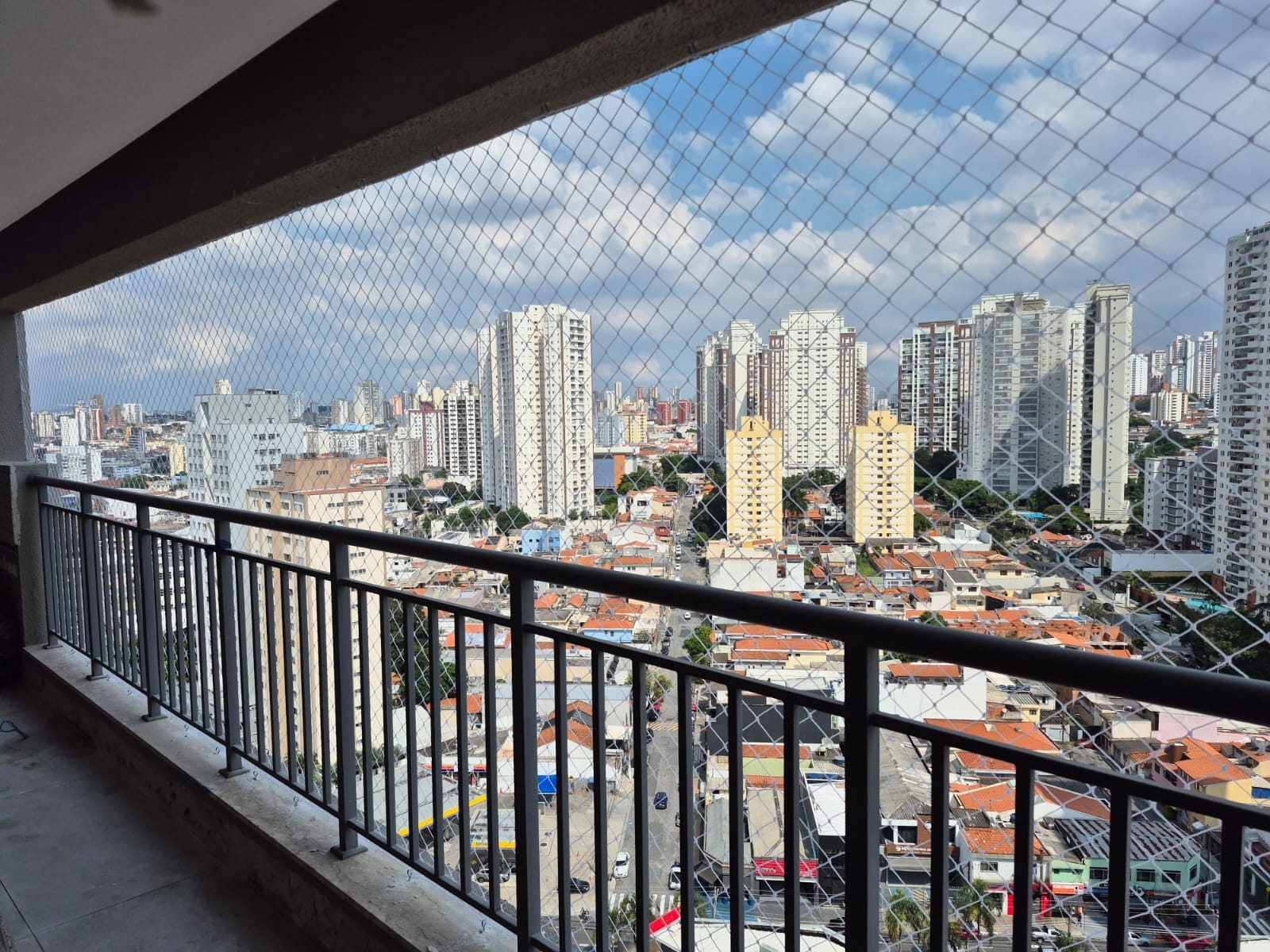 Rede de proteção instalada em sacada com vista para o skyline da cidade